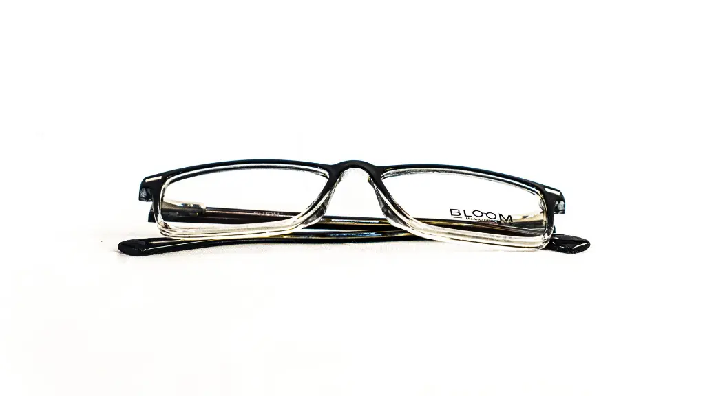 Profil latéral – Élégance masculine chez luxe optique