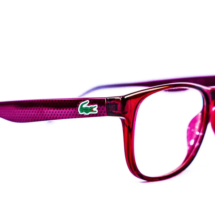 Monture rouge rectangulaire Lacoste – Profil gauche Monture rouge rectangulaire Lacoste – Profil gauche