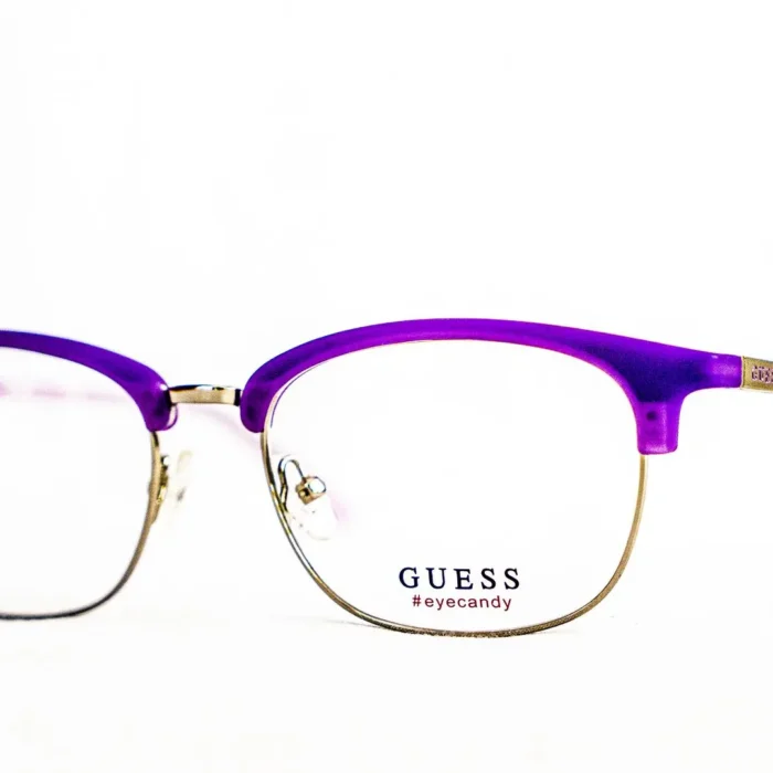 Détail de la monture Guess violette – Finition raffinée Détail de la monture Guess violette – Finition raffinée