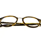 Détail du pont en métal doré - opticien dakar