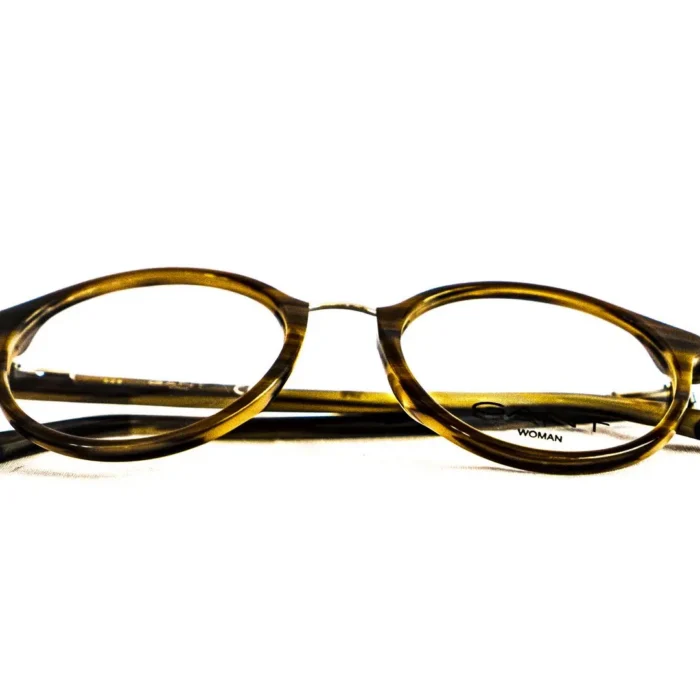 Détail du pont en métal doré - opticien dakar