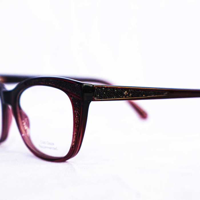 Vue de profil lunette Swarovski – Luxe Optique Vue de profil lunette Swarovski – Luxe Optique