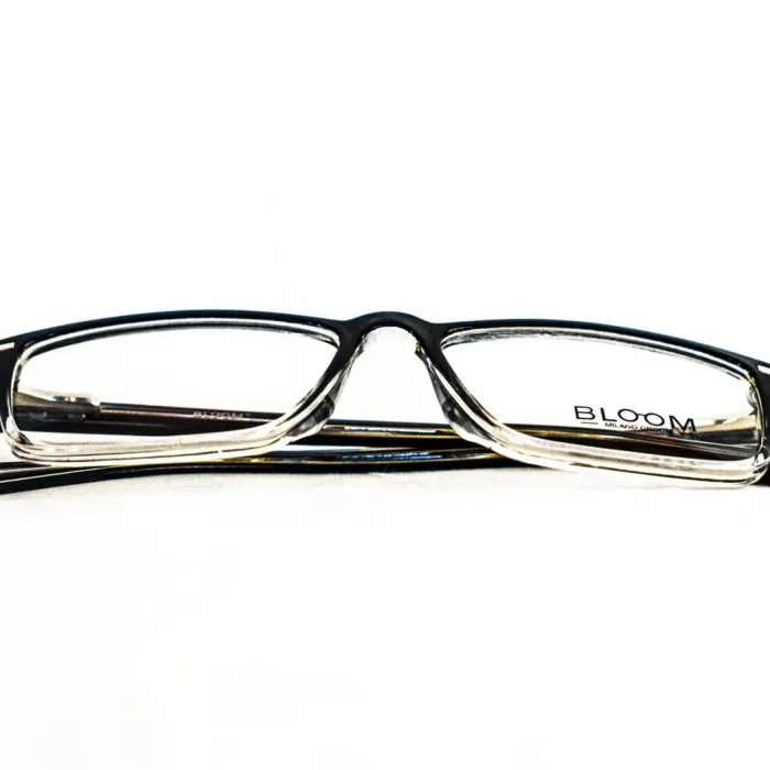 Profil latéral – Élégance masculine chez luxe optique Profil latéral – Élégance masculine chez luxe optique