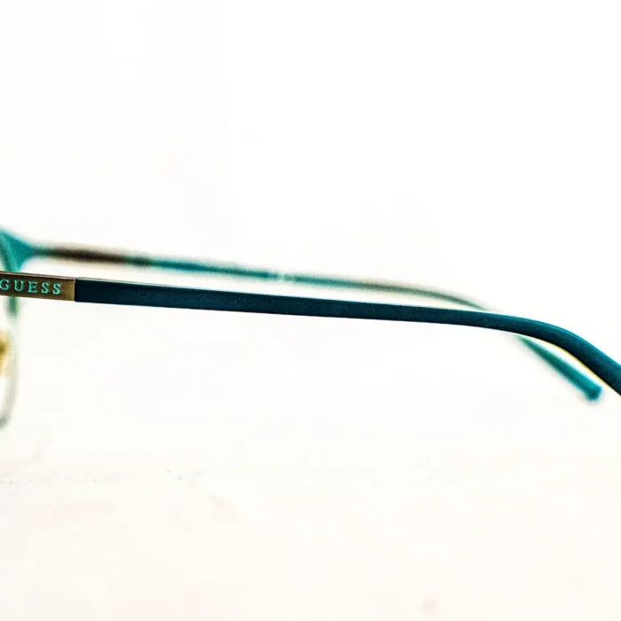 Détail branche et logo Guess - luxe optique dakar Détail branche et logo Guess - luxe optique dakar
