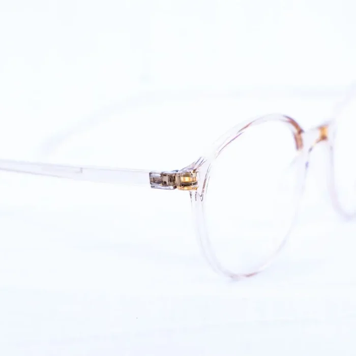 la monture Vivera beige transparent exposée dans showroom Luxe Optique.webp la monture Vivera beige transparent exposée dans showroom Luxe Optique.webp