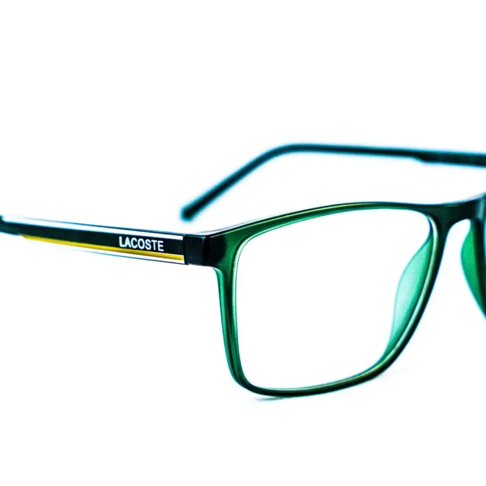 Vue latérale – monture Lacoste chic et raffinée Vue latérale – monture Lacoste chic et raffinée